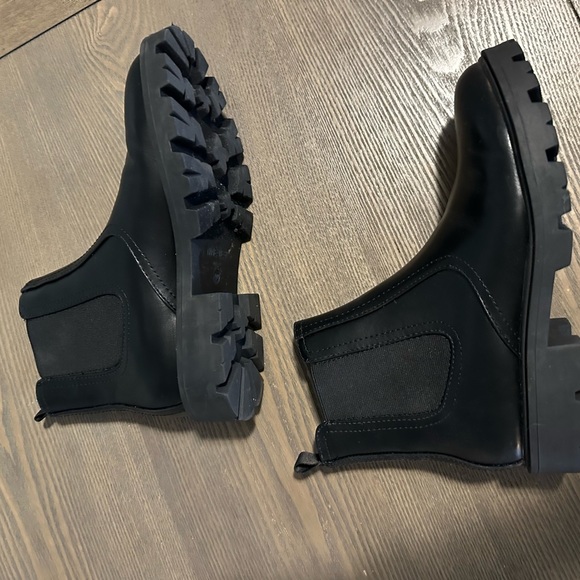 Like New Black Nine West Chelsea Boot - Picture 3 of 5